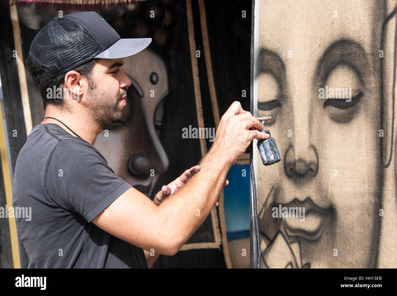 Street Artist at work with spray paint acrylic Stock Photo - Alamy