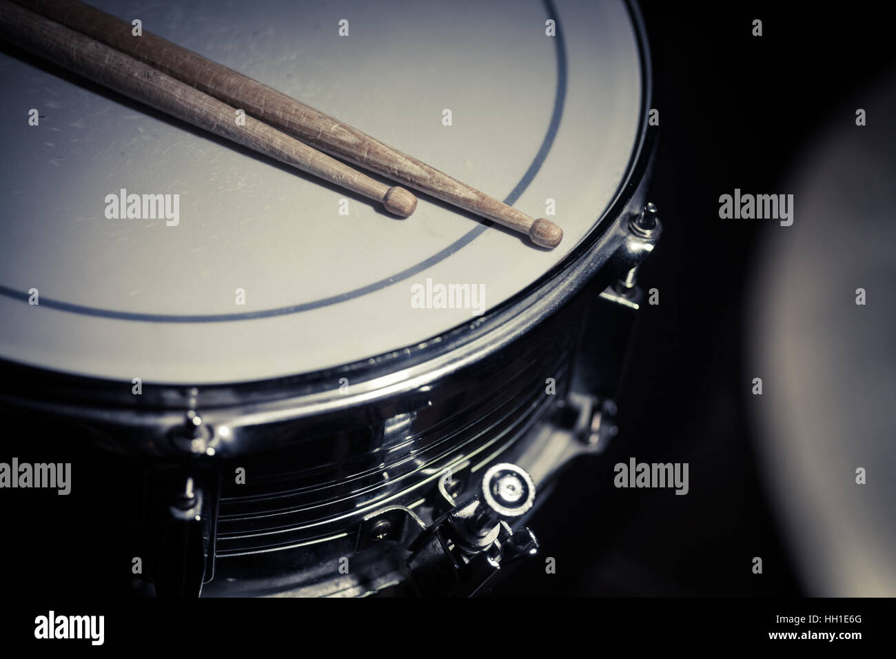 A snare drum and a pair of drumsticks Stock Photo - Alamy