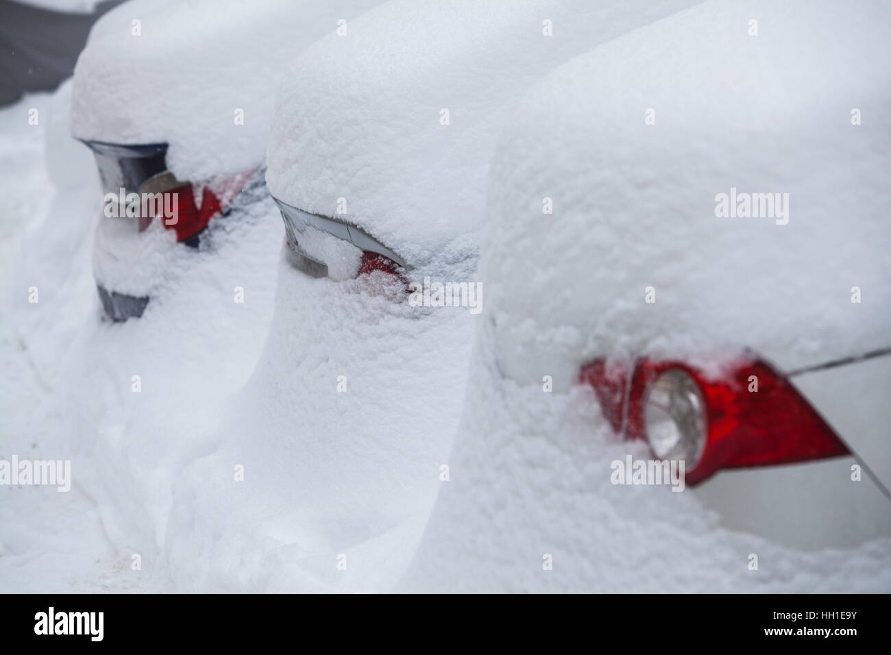 A line of parked cars covered in snow Stock Photo - Alamy