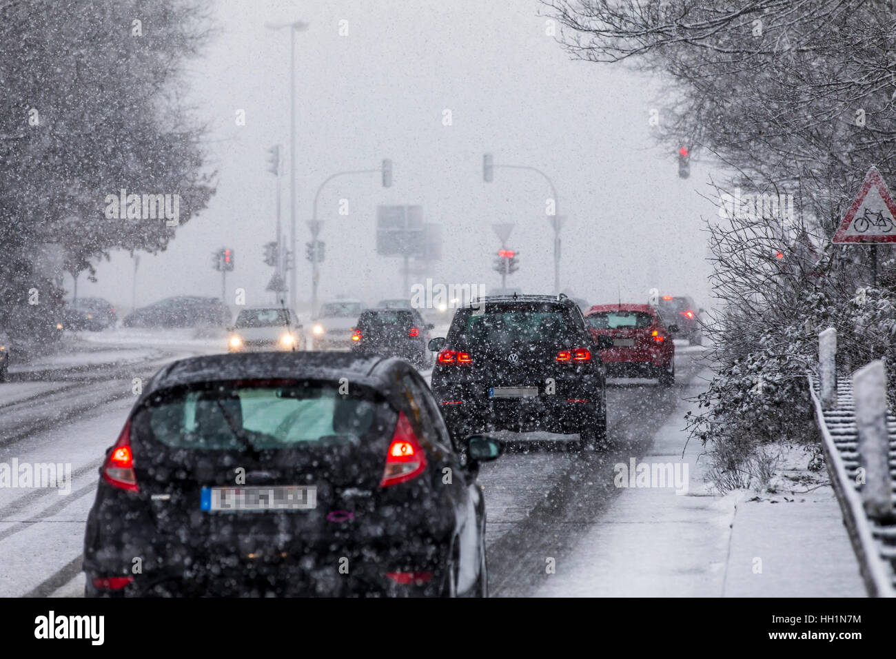Winter, heavy snowfall, traffic on an inner-city street in Essen, Germany Stock Photo