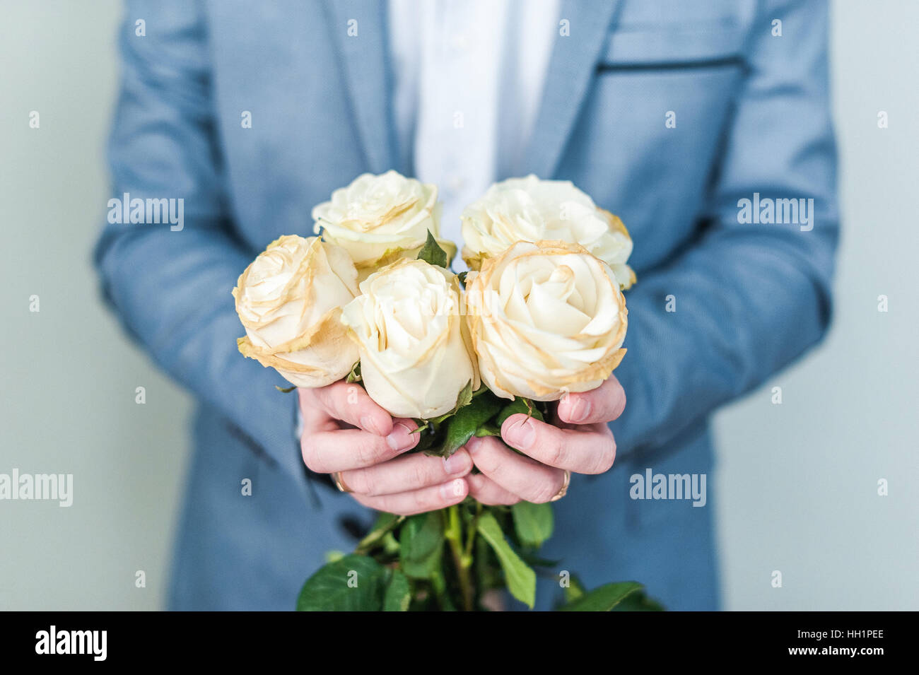 Букет блондинка. Мужчина с букетом белых роз. Язык цветов в букете. Мужчина дарит белые розы женщине. Дарим белые розы.