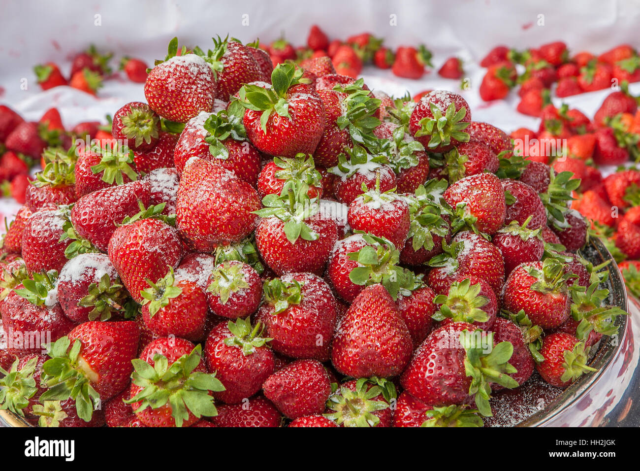 bowl of strawberries covered in sugar Stock Photo - Alamy