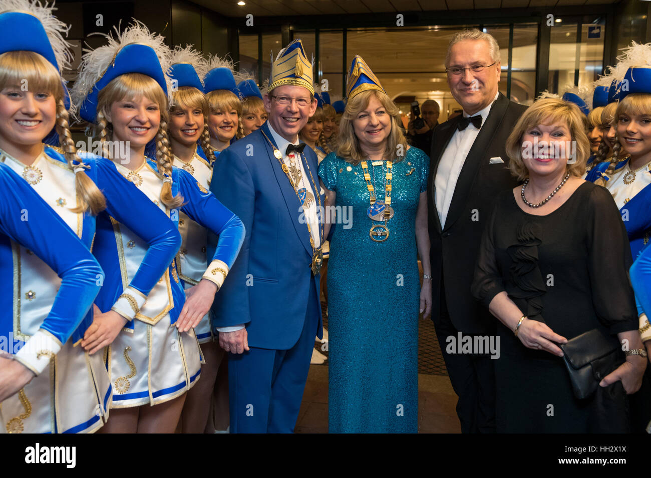 Nuremberg, Germany. 15th Jan, 2017. Bavarian Minister of the Interior Joachim Herrmann (2nd r, CSU) and his wife Gerswid (r) stand between the active guard of the 'Nuernberger Luftflotte des Prinzen Karneval' (lit. 'Nuremberg Air Fleet of Prince Carnival', NLF) with the 1st NLF Chairwoman Waldtraud Mammen and the NLF President Joerg Philips during the ceremony of the carnival medal 'Wider die Neidhammel' in Nuremberg, Germany, 15 January 2017. Herrmann receives the medal of the carnival association in order to be protected from enviers. Photo: Daniel Karmann/dpa/Alamy Live News Stock Photo