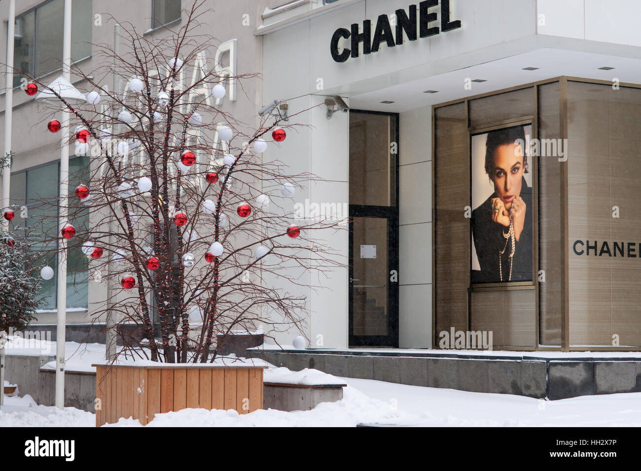 Moscow, Russia. Sunday, January 15, 2017. Christmas and New Year decorated  Chanel shop on Petrovka street. Wet, windy and snowy Sunday in Moscow. The  temperature is about -2C (28F). Heavy clouds, snow