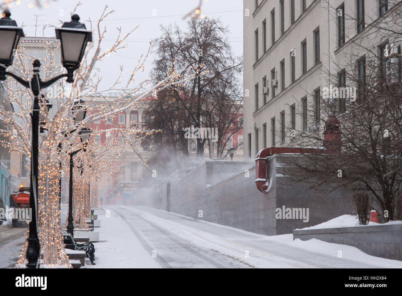 Moscow, Russia. Sunday, January 15, 2017. A blast of wind and a cloud of cold snow in the air. Former Marx, Engels, Lenin research institute (right). Wet, windy and snowy Sunday in Moscow. The temperature is about -2C (28F). Heavy clouds, snow showers. Street cleaners and snow cleaning vehicles are busy. © Alex's Pictures/Alamy Live News Stock Photo