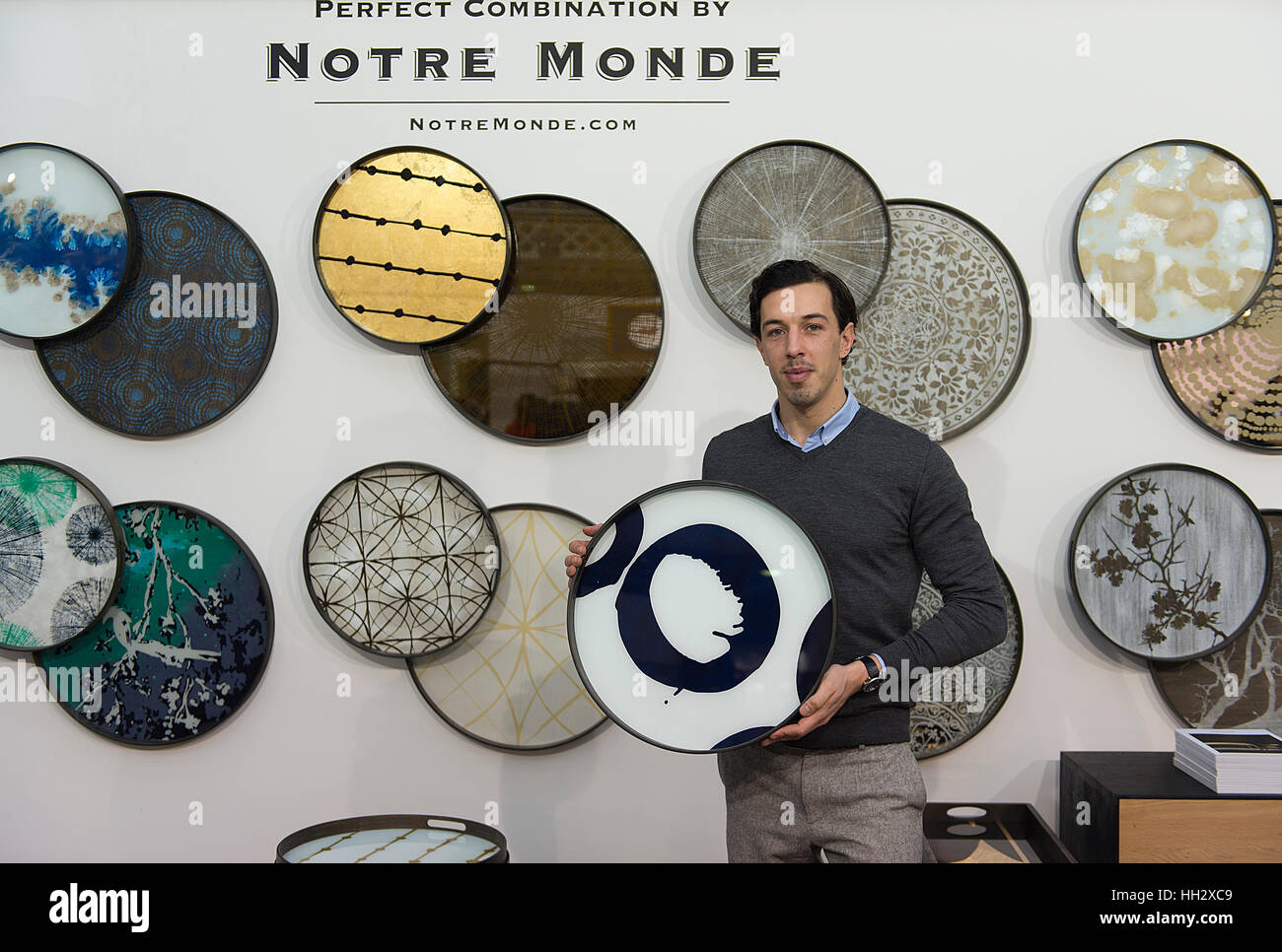 Notre monde stand hires stock photography and images Alamy