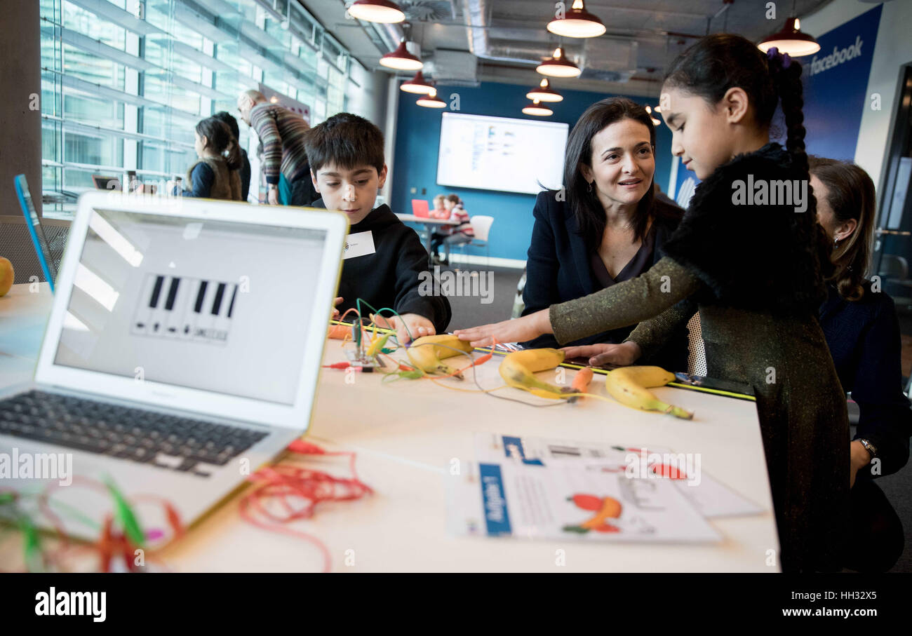 Facebook manager Sheryl Sandberg with children at the social network's new Digitales Lernzentrum (lit. digital learning centre) in Berlin, Germany, 16 Janaury 2017. The centre is to be available to organisations and projects which are engaged in promoting digital skills. Photo: Kay Nietfeld/dpa Stock Photo