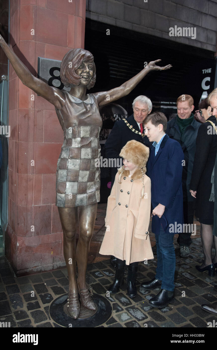 Liverpool, UK. 16th January 2017. Cilla Black's grandchildren view the bronze sculpture of the Liverpool born singer and TV star, as it is unveiled outside the Cavern Club in Matthew Street, Liverpool.  Coinciding with the 60th birthday of The Cavern Club, the statue was commissioned by her three sons, Robert, Ben and Jack Willis, and created by artists Emma Rodgers and Andy Edwards, the statue has been gifted to the City of Liverpool. © Paul Warburton Stock Photo