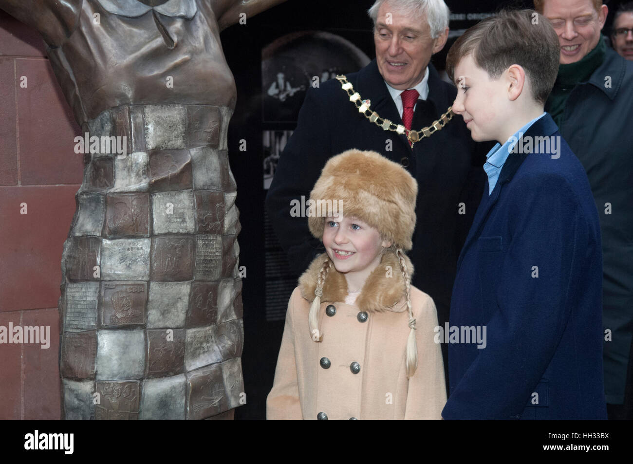 Liverpool, UK. 16th January 2017. Cilla Black's grandchildren view the bronze sculpture of the Liverpool born singer and TV star, as it is unveiled outside the Cavern Club in Matthew Street, Liverpool.  Coinciding with the 60th birthday of The Cavern Club, the statue was commissioned by her three sons, Robert, Ben and Jack Willis, and created by artists Emma Rodgers and Andy Edwards, the statue has been gifted to the City of Liverpool. © Paul Warburton Stock Photo