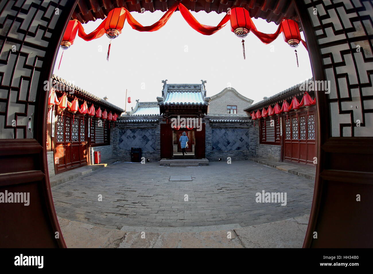 170116) -- SHIJIAZHUANG, Jan. 16, 2017 (Xinhua) -- A tourist
