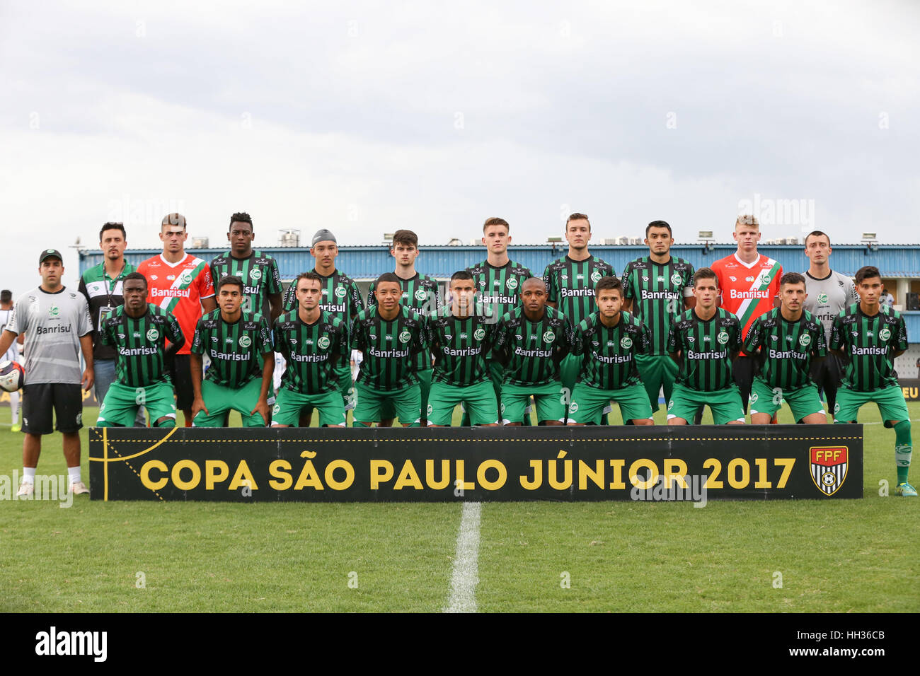 Diadema, Brazil. 16th Jan, 2017. In the picture the youth team during the match between Juventude x Bragantino held at District EstÃ¡dio the Inamar, located on Avenida Nossa Senhora Dos Navegantes, 1586, Inamar Garden, Diadema (SP) in the starting vÃ¡lida the second round of 48Âª Copa SÃ £ o Paulo Football junior suite. Credit: Jales Valquer/FotoArena/Alamy Live News Stock Photo