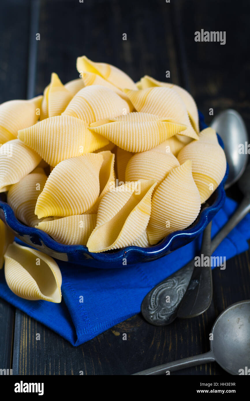 Big Italian pasta shells for stuffing, uncooked Stock Photo Alamy