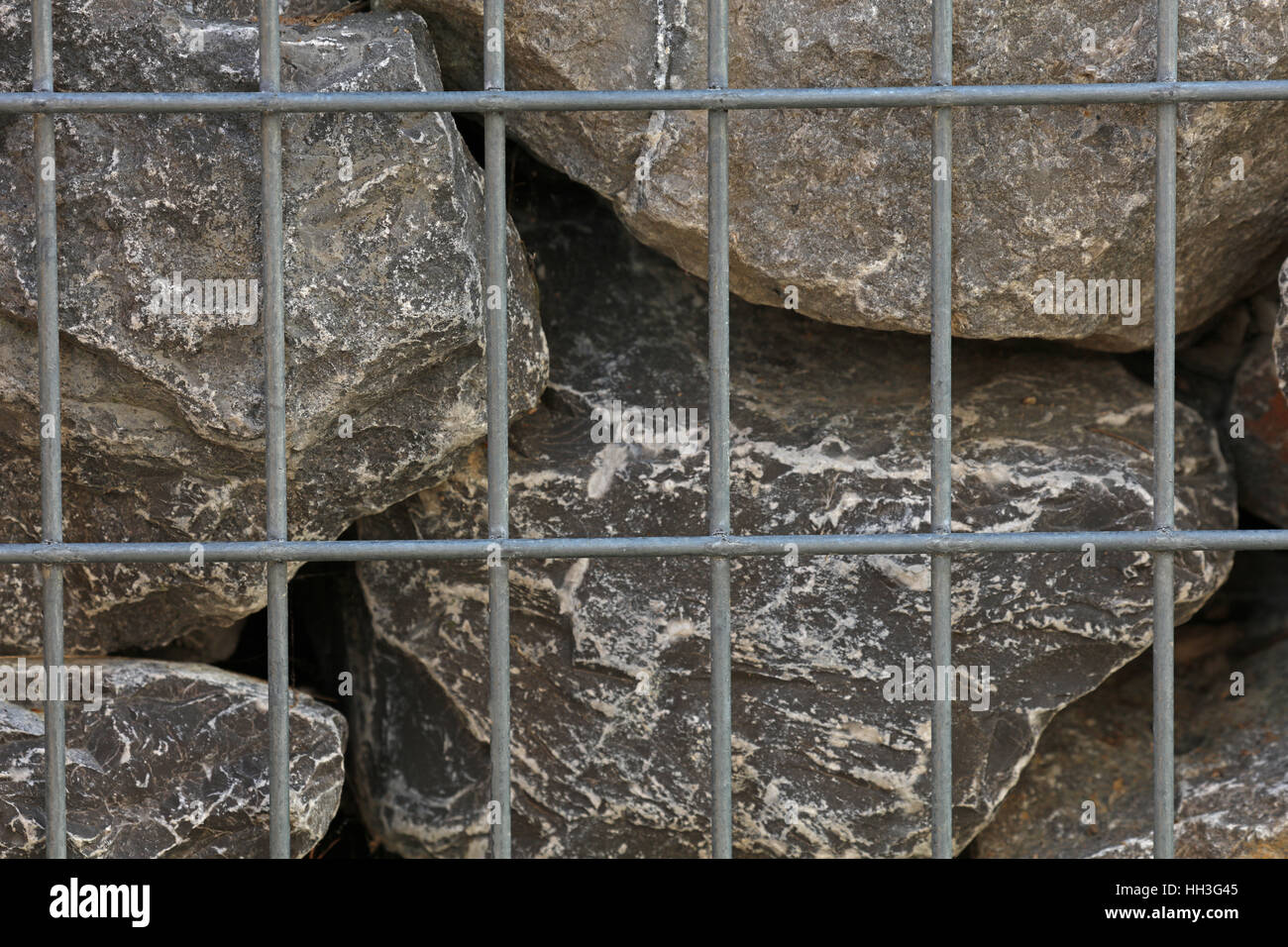 Gabione mit Muschelkalk Steinen gefüllt Stock Photo