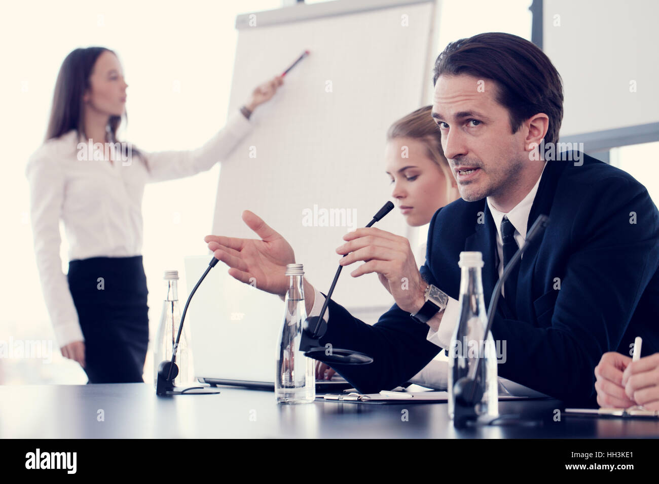 Последовательный переводчик. Переговоры перевод. Рукопожатия в сингапуре. Переговоры перевод. Переводчик на переговорах.
