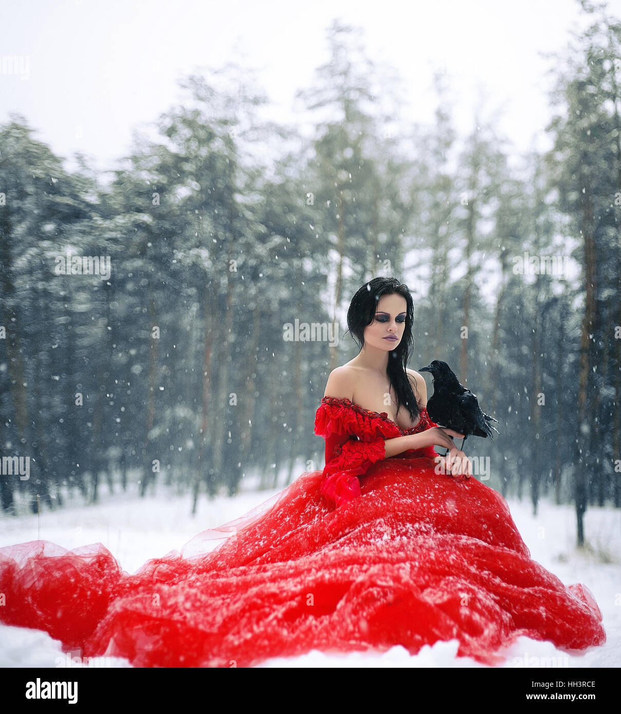 Девушка в Красном платье на снегу
