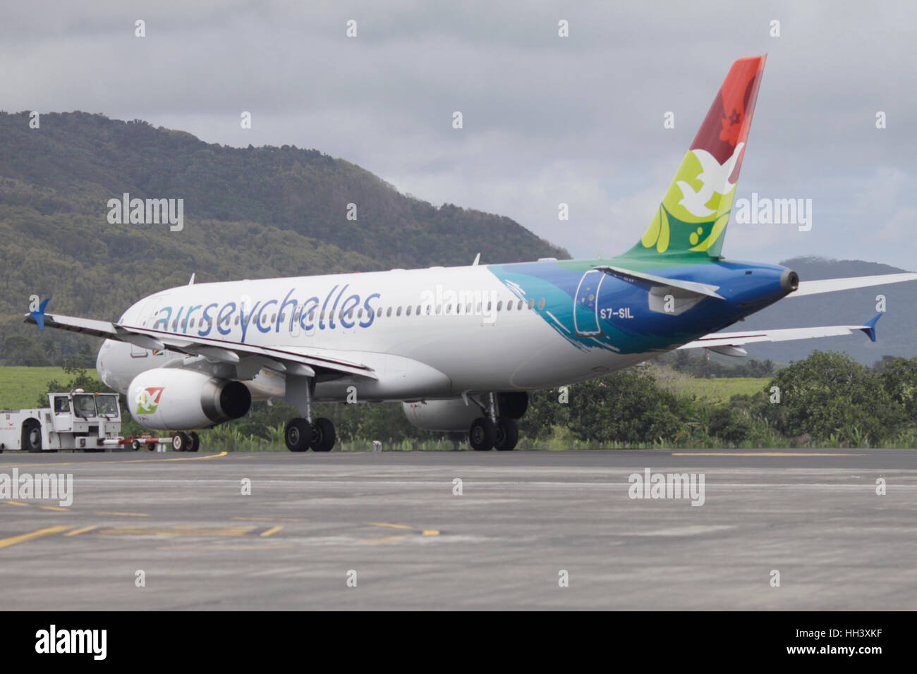 Sir Seewoosagur Ramgoolam International Airport is the main