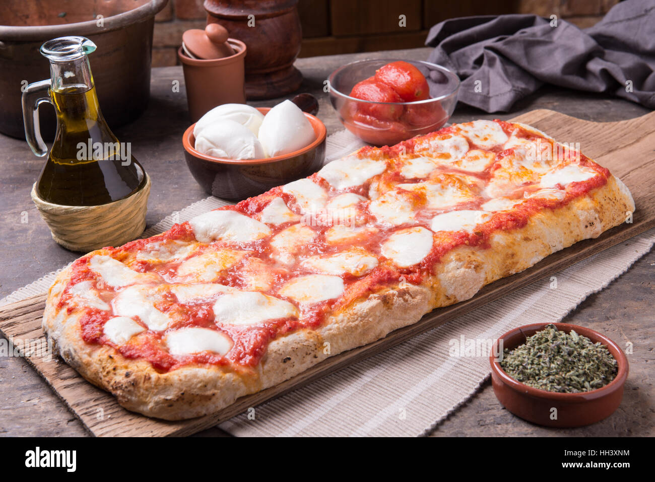 Immagini Stock - Pizza Di Pane Su Una Piastra D'acciaio. Image