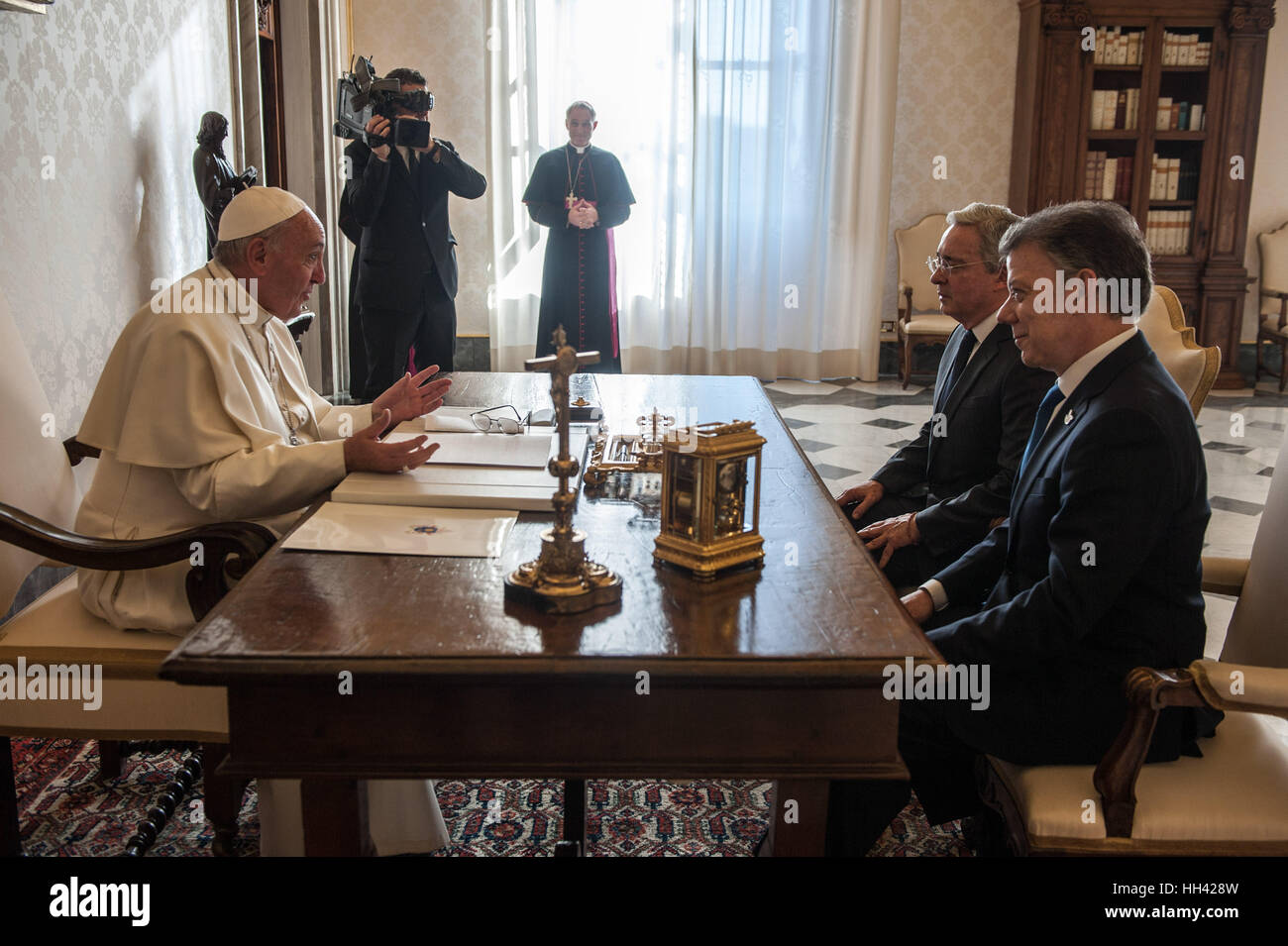 Pope Francis (left) speaks with Colombian president Juan Manuel Santos (right) and former president Alvaro Uribe prior to a meeting at the Vatican.  Featuring: Pope Francis, Juan Manuel Santos, Alvaro Uribe Where: Vatican City, Vatican, Holy See When: 16 Dec 2016 Credit: IPA/WENN.com  **Only available for publication in UK, USA, Germany, Austria, Switzerland** Stock Photo