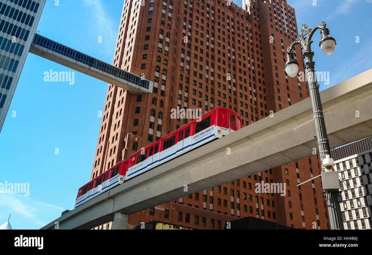 Detroit People Mover train between the Guardian Building and One Woodward in downtown Detroit, Michigan, USA Stock Photo