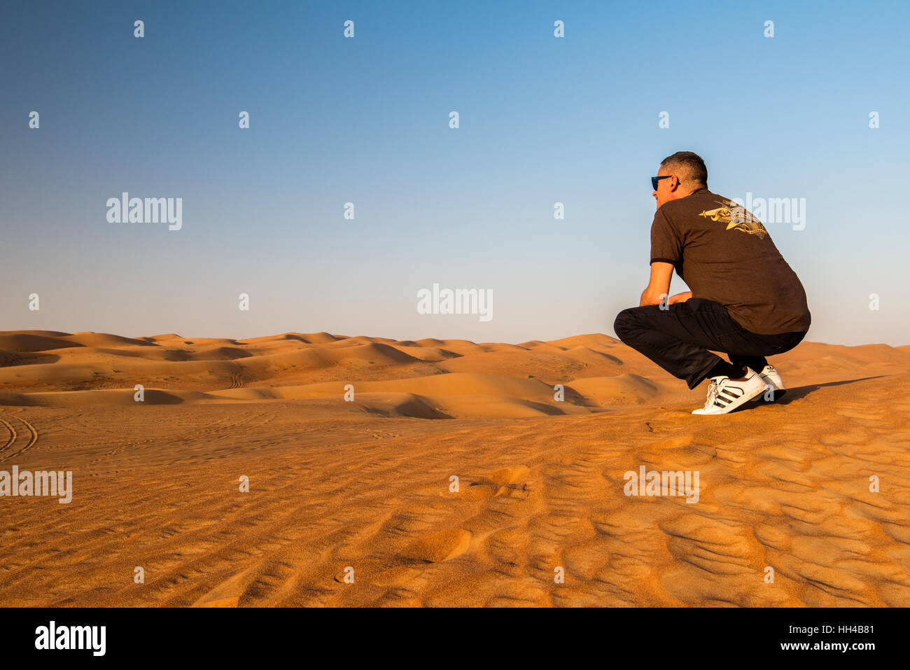 Tourist watching the panoramic view over the sand dunes in the Rub' al Khali desert, Al Ain, United Arab Emirates Stock Photo