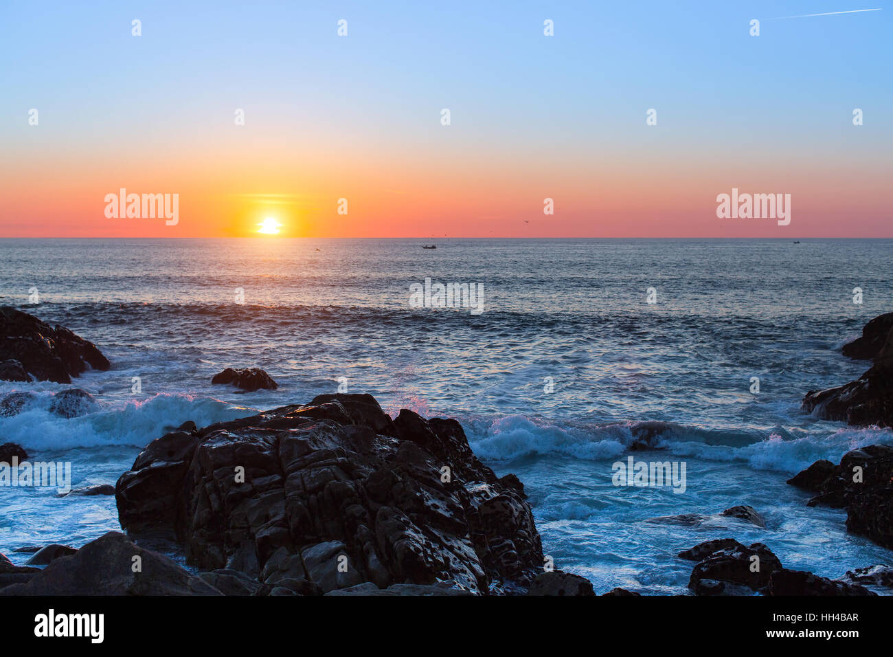 Beautiful sunset on coast ocean hi-res stock photography and images - Alamy