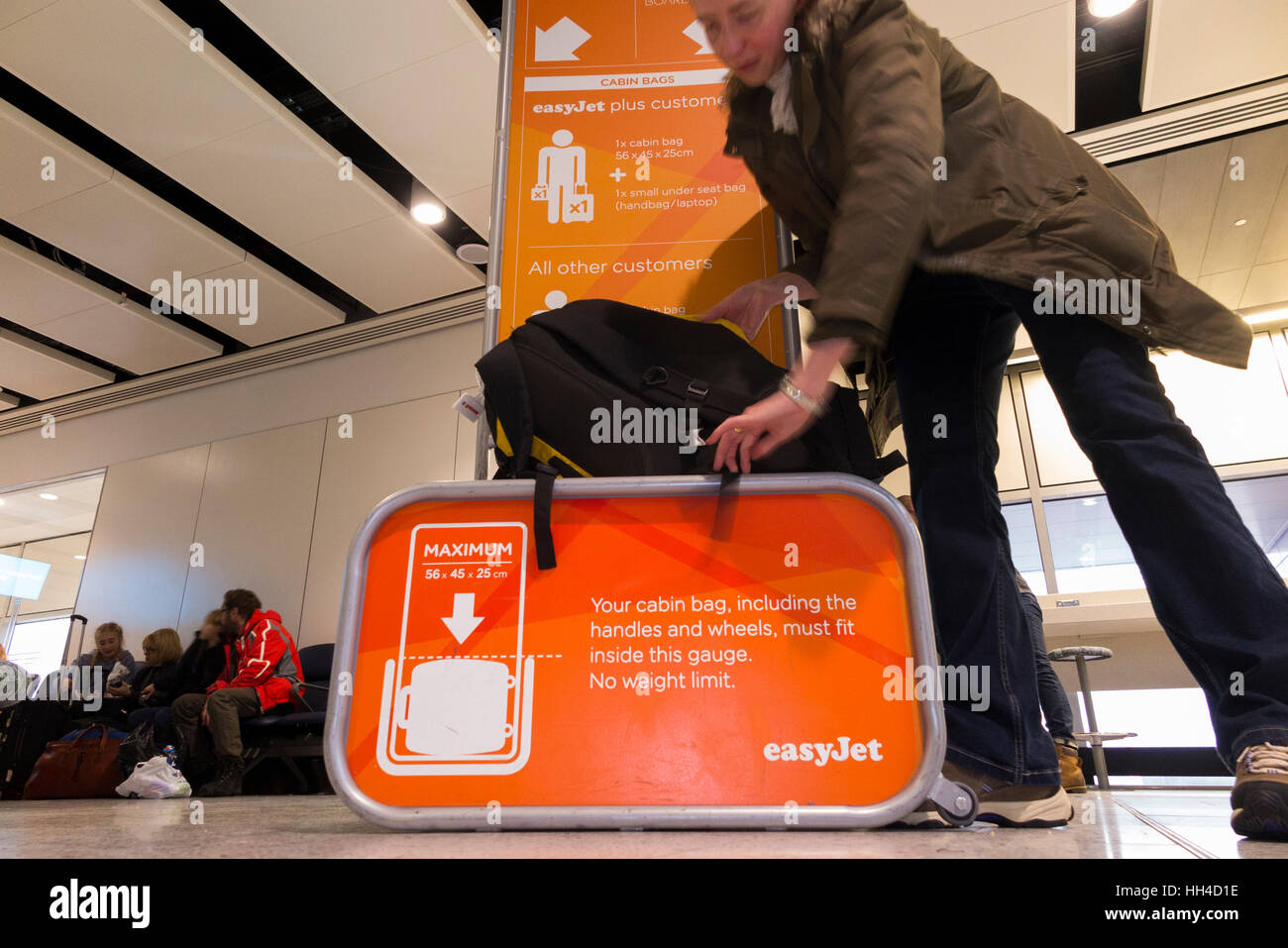 Cabin baggage size gauge hi-res stock photography and images - Alamy