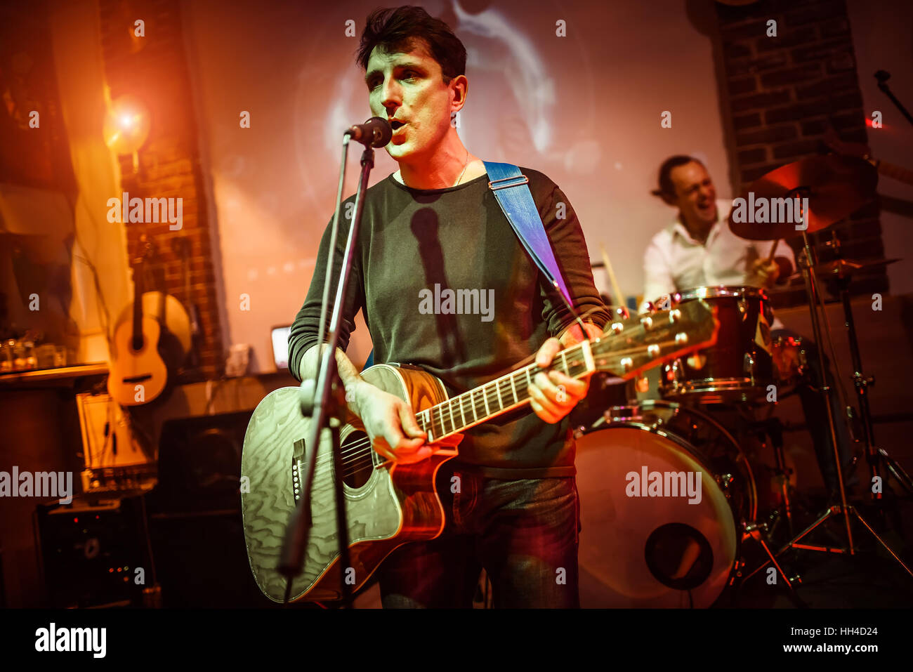 Empty concert stage hi-res stock photography and images - Alamy