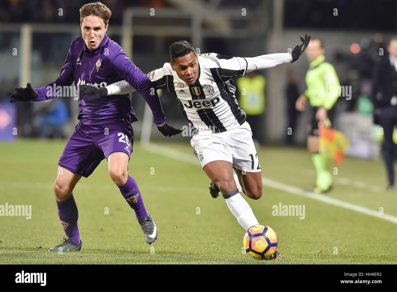 Florence, Italy. 15th Jan, 2017. Juventus's Lobo Silva Alex Sandro (R) challenged by A.c.f. Fiorentina's Federico Chiesai (L) during the Italian Serie A soccer match between A.c.f. Fiorentina and Juventus at Artemio Franchi Stadium. Credit: Giacomo Morini/Pacific Press/Alamy Live News Stock Photo