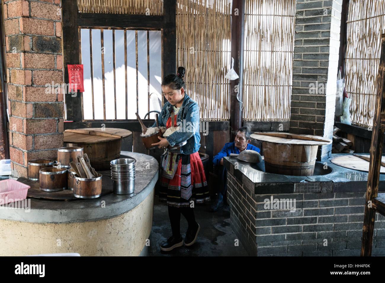 https://c8.alamy.com/comp/HH4F0K/traditional-chinese-kitchen-HH4F0K.jpg