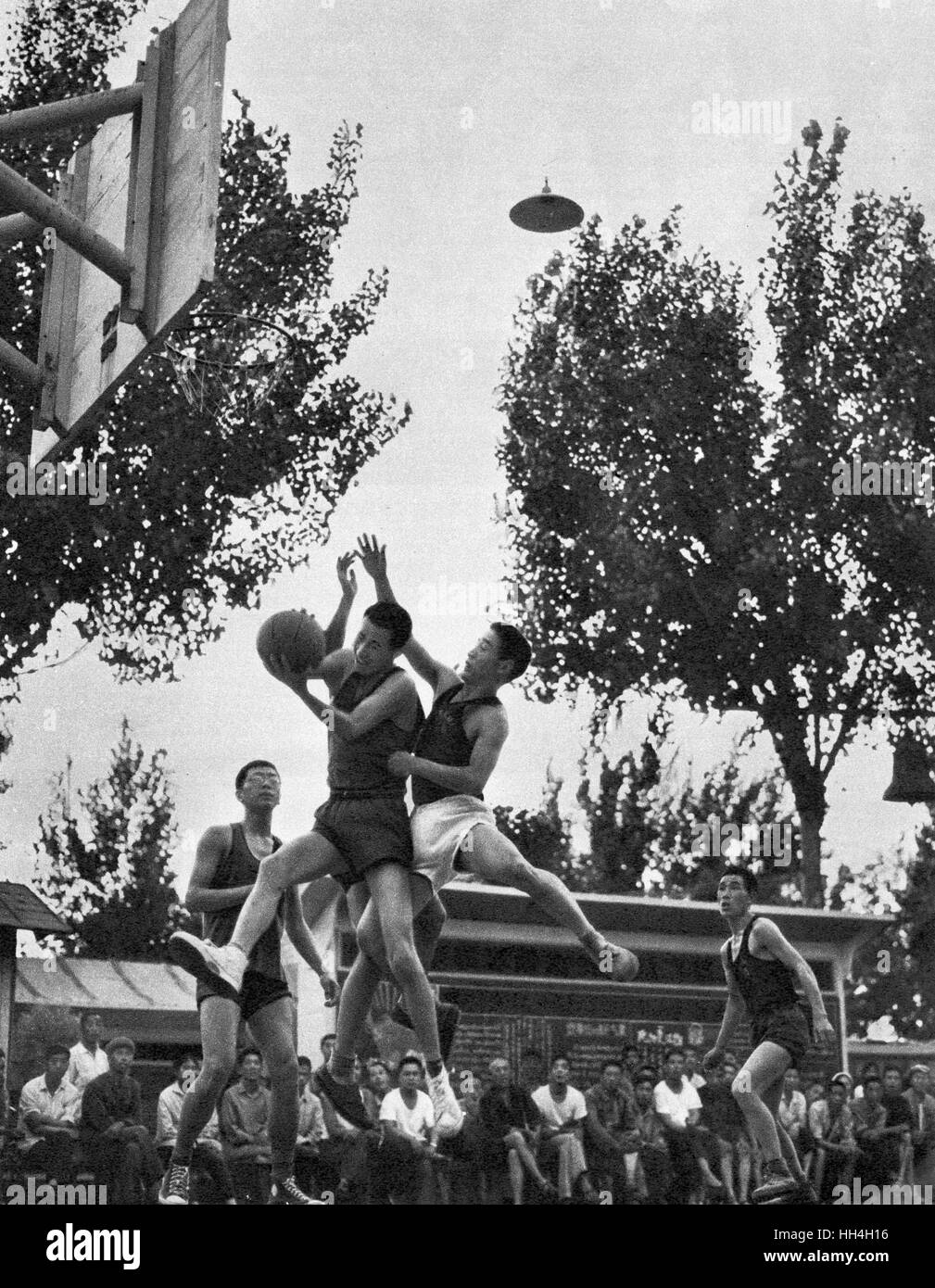 Communist China - workers playing basketball Stock Photo
