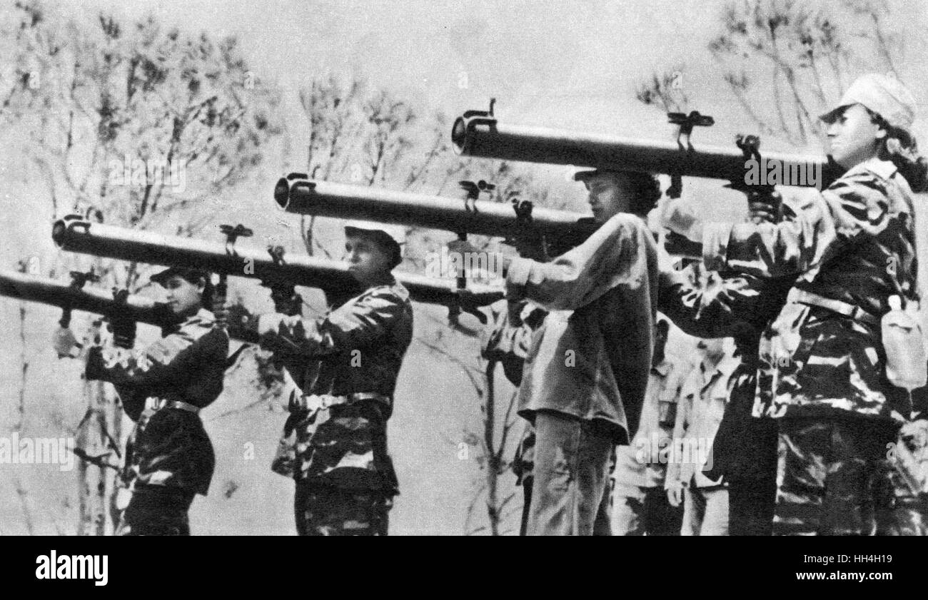 Palestinian women guerrillas training with heavy guns to gain the skills to fight the enemy - the People's Republic of China was a supporter of Palestine against the State of Israel during the 1950s and 1960s. Stock Photo