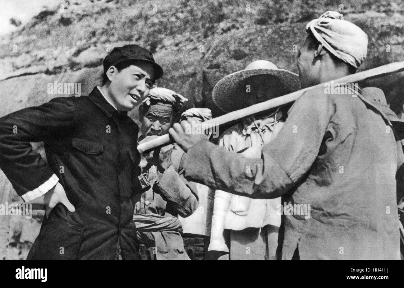 Mao Zedong (Mao Tse-tung) (1893-1976) - Chinese communist revolutionary and founding father of the People's Republic of China.  Seen here talking to a farmer, Yang Jia Ling, near the city of Yan'an, Shaanxi Province, possibly during the so-called Long Mar Stock Photo