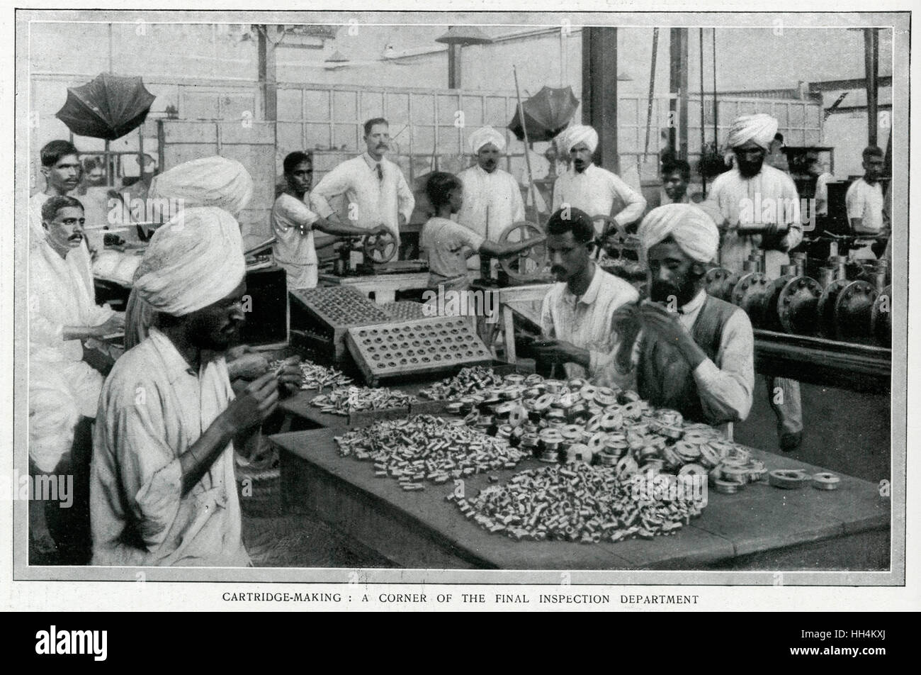 How India is doing here bit at home: a munitions factory in the Great Dependency. Cartridge making: a corner of the final inspection department. Stock Photo