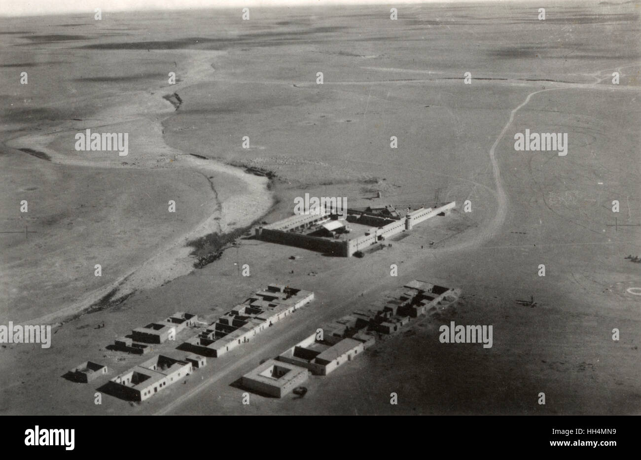 Aerial view of Fort Rutbah Wells, British Petroleum, Western Iraq. Also visible is Rutbah village and an airstrip for Imperial Airways and Nairn Transport Co. Stock Photo
