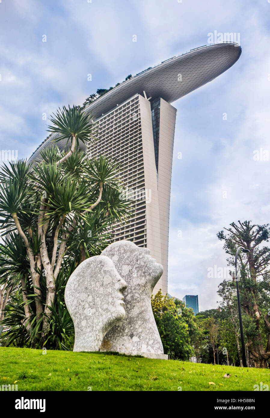 Singapor, Gardens By the Bay, profile sculptures against the backdrop of the Marina Bay Sands resort highrise Stock Photo