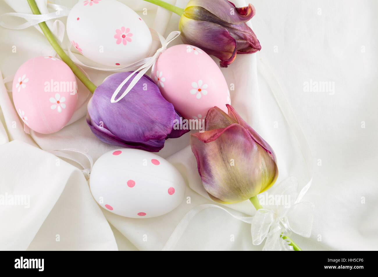 Decorated easter eggs and purple tulip flowers Stock Photo - Alamy