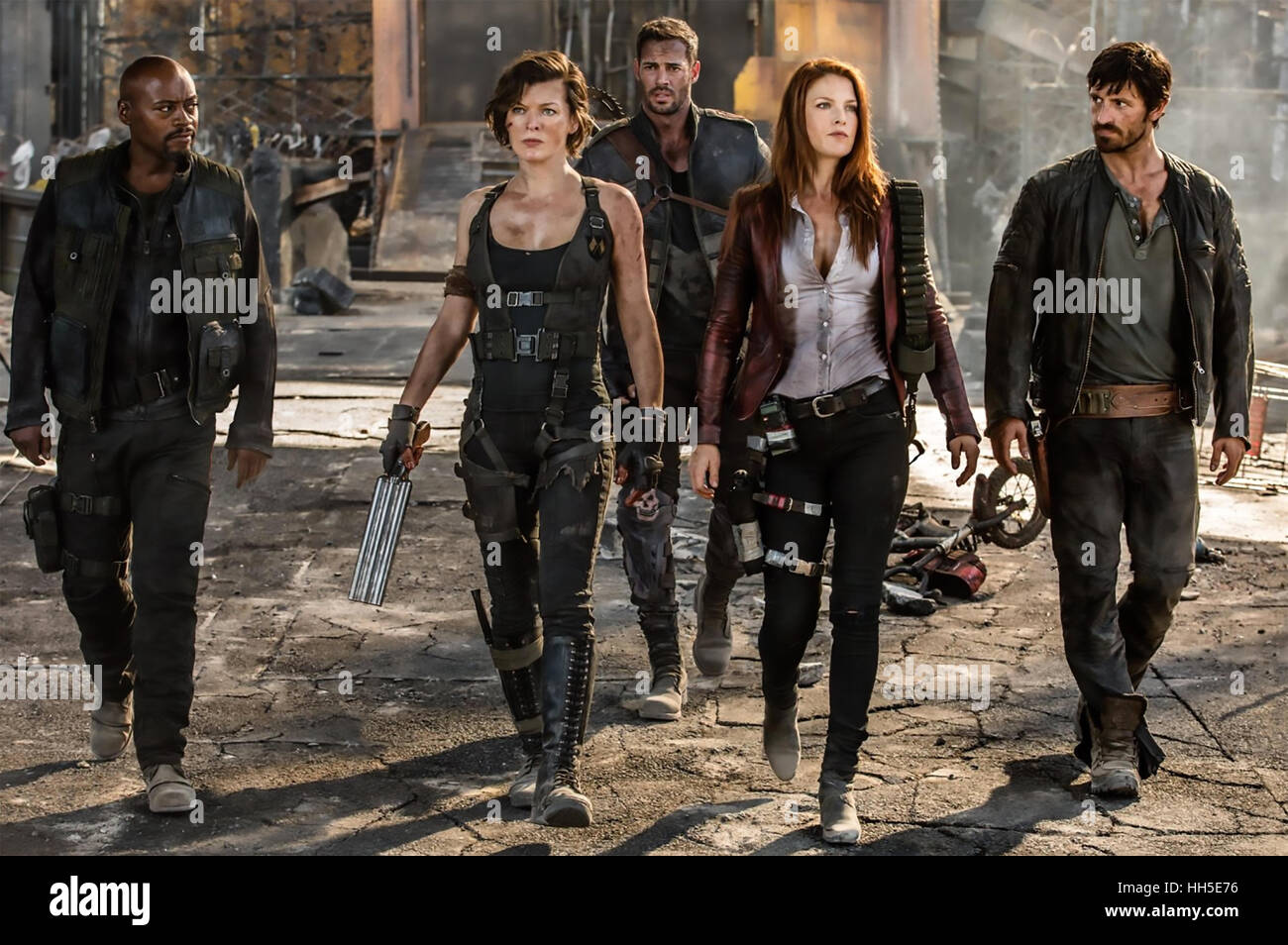 RESIDENT EVIL: THE FINAL CHAPTER 2016 Capcorn Company film with Milla Jovovich at left and Ali Larter Stock Photo