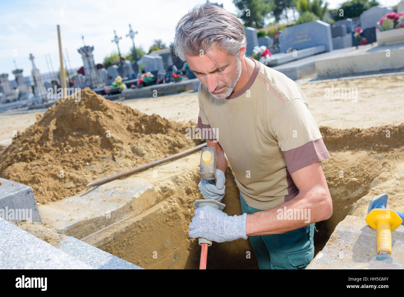 Digging a grave hires stock photography and images Alamy