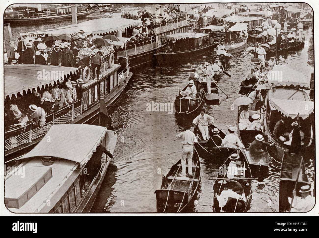 Crowds of boats queuing for Boulter's Lock, Berkshire, on Ascot Sunday, 1906. Stock Photo