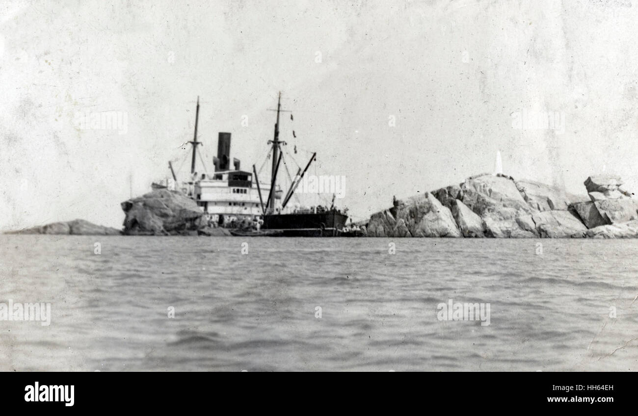 Steamship SS Chusan of the China Navigation Company, en route to Shanghai, ran aground between two rocks near Wei-Hai-Wei island (at the time used as a British naval base), north east China, on 31 October 1932. Stock Photo
