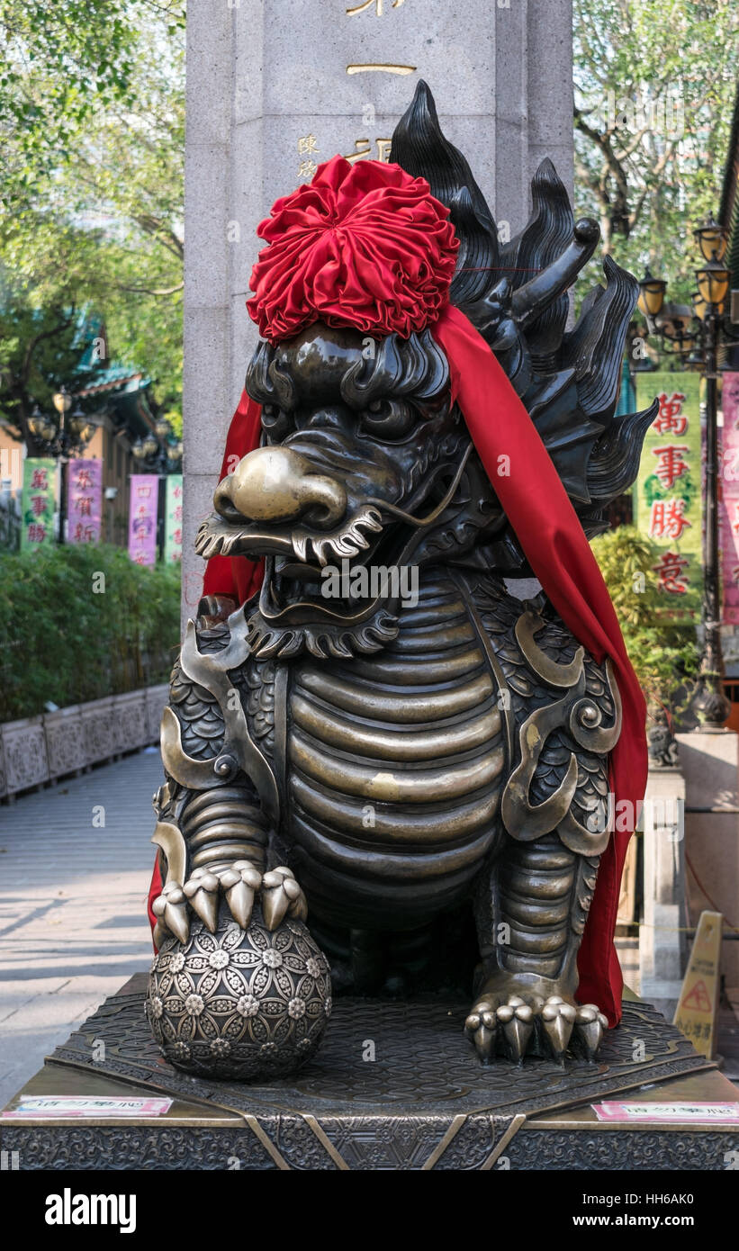 Bronze lion statue hi-res stock photography and images - Alamy