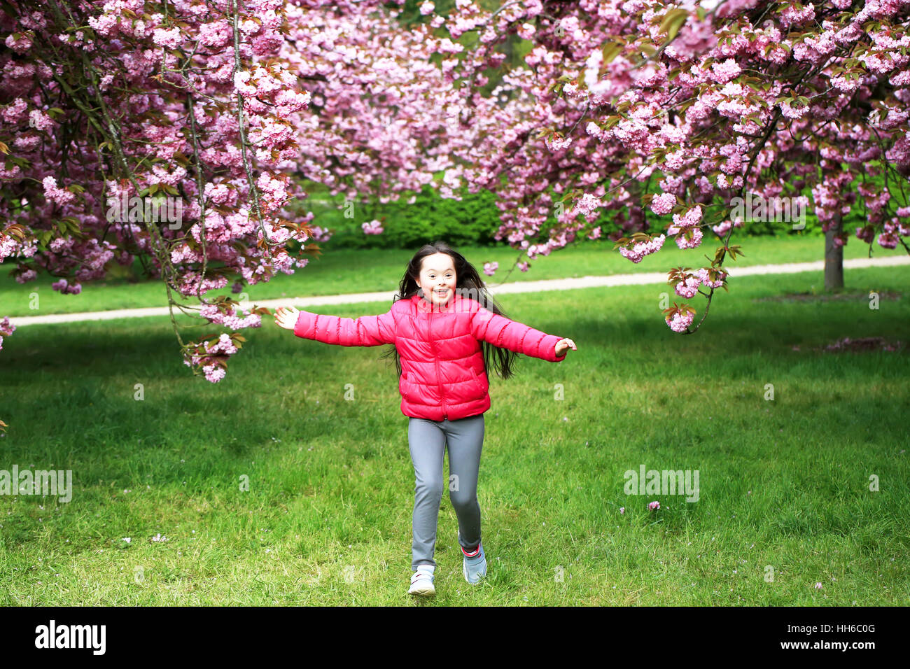 Happy beautiful girl in blossom park Stock Photo - Alamy
