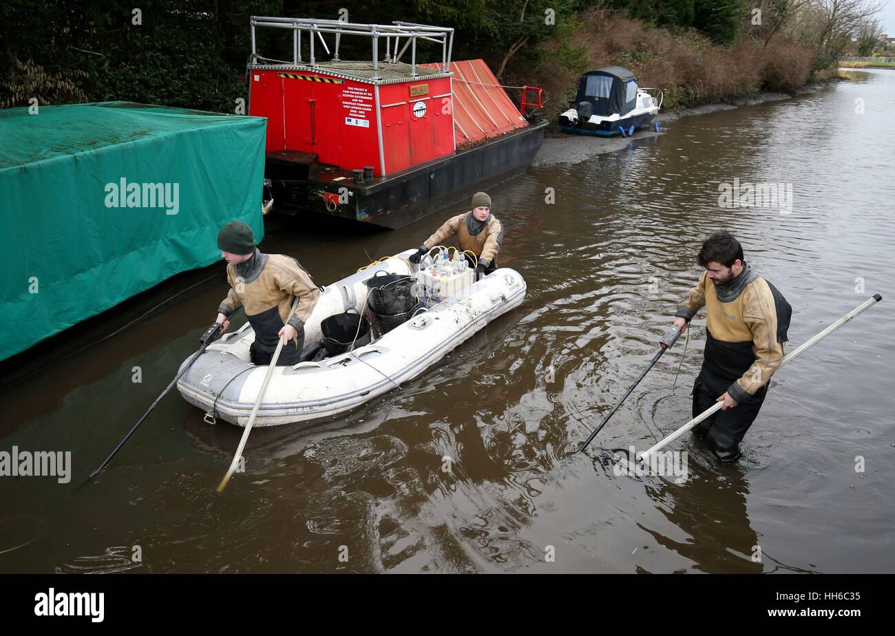 Fishery scientists from Aquatic Pollution Environmental Management stun and remove fish from the Union Canal at Linlithgow before a three mile stretch is drained for maintenance checks. Stock Photo
