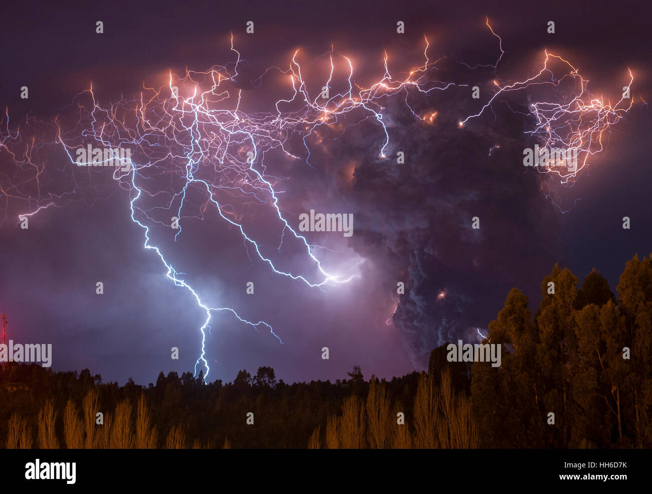 Volcano lightning hi-res stock photography and images - Alamy