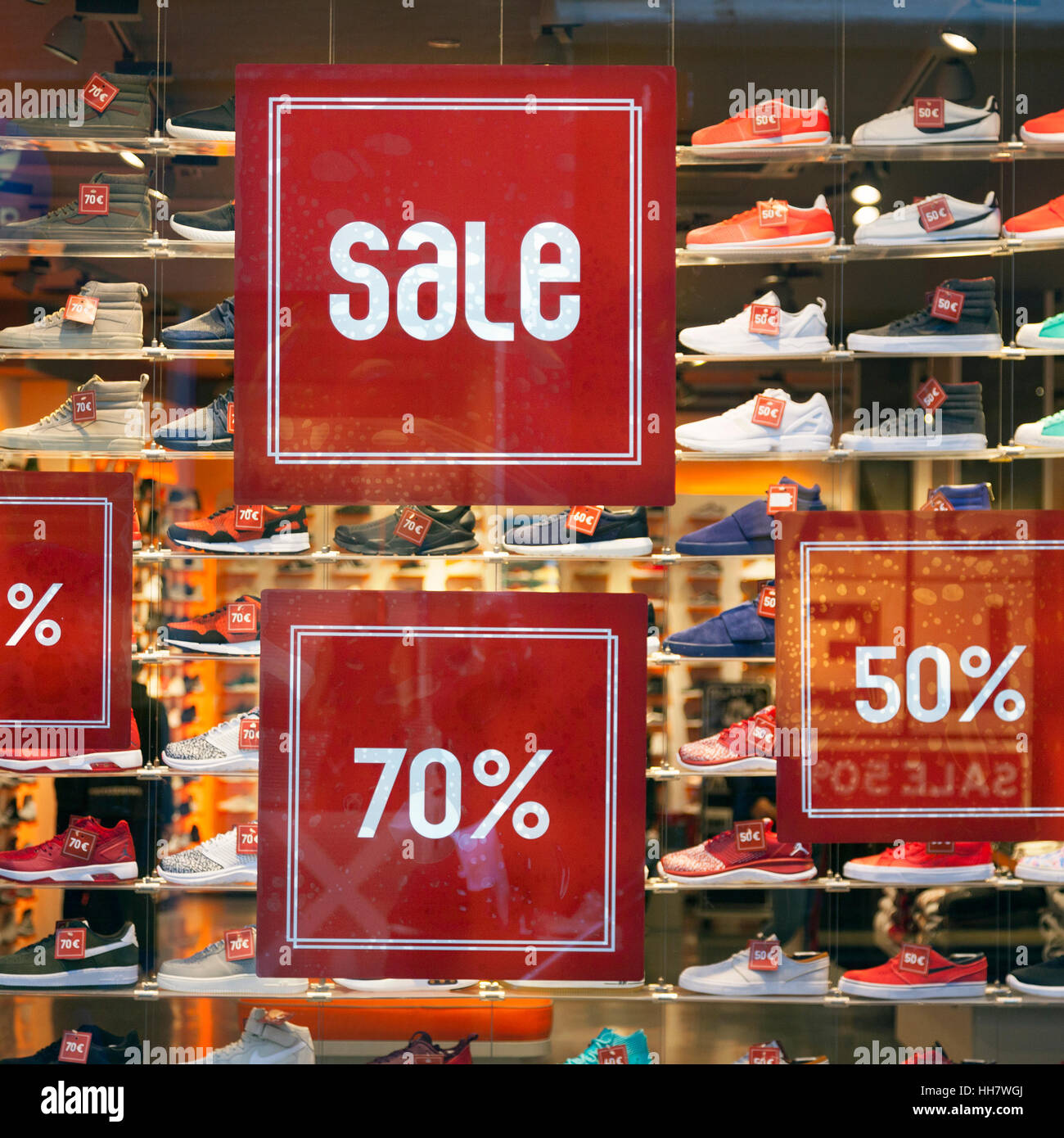 sale sign and discount numbers on shop window of shoe store Stock Photo -  Alamy