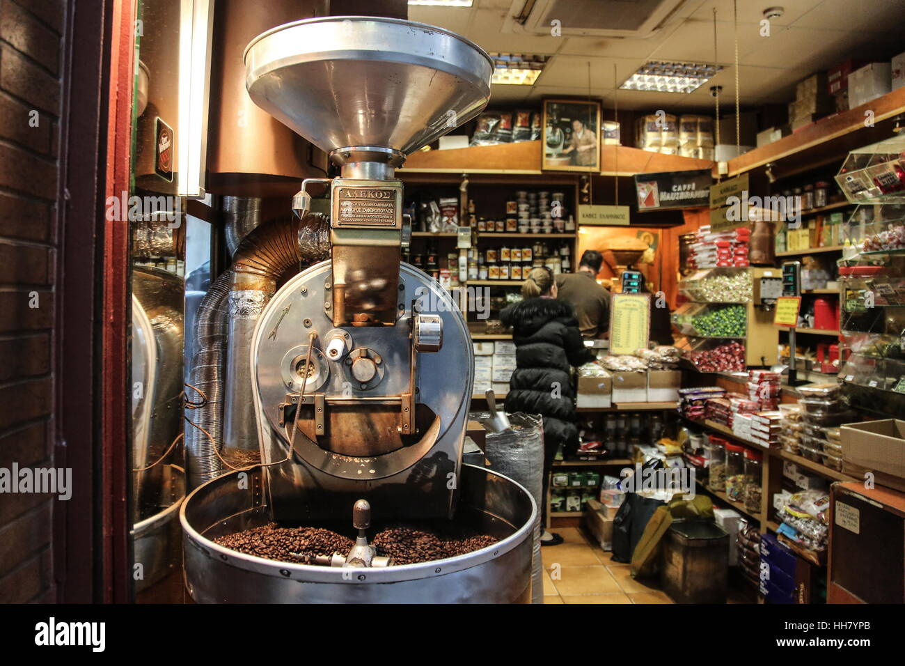 Athens, Greece. 13th Jan, 2017. A client buys roasted coffee beans