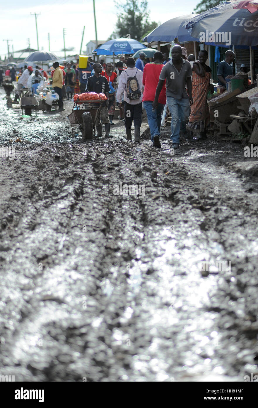 Muddy paths lead through the Soweto market in Lusaka, Zambia, 11 March 2016. The stalls are built up every day and filled with a variety of goods. Photo: Britta Pedersen/dpa-Zentralbild/ZB Stock Photo