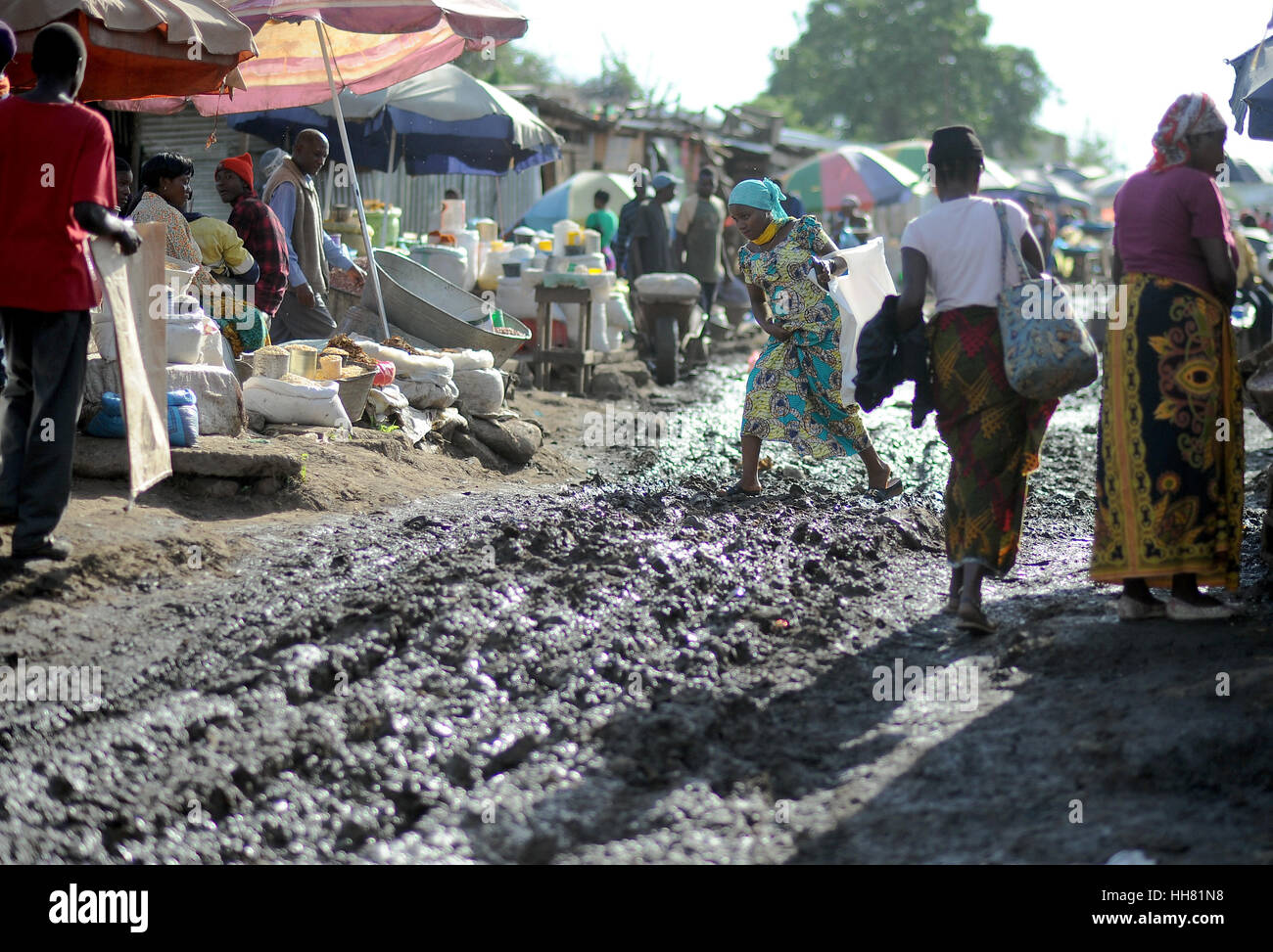 Muddy paths lead through the Soweto market in Lusaka, Zambia, 11 March 2016. The stalls are built up every day and filled with a variety of goods. Photo: Britta Pedersen/dpa-Zentralbild/ZB Stock Photo