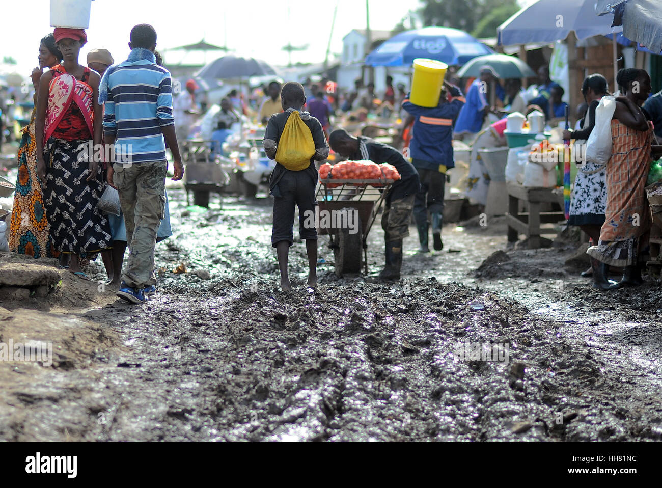 Muddy paths lead through the Soweto market in Lusaka, Zambia, 11 March 2016. The stalls are built up every day and filled with a variety of goods. Photo: Britta Pedersen/dpa-Zentralbild/ZB Stock Photo