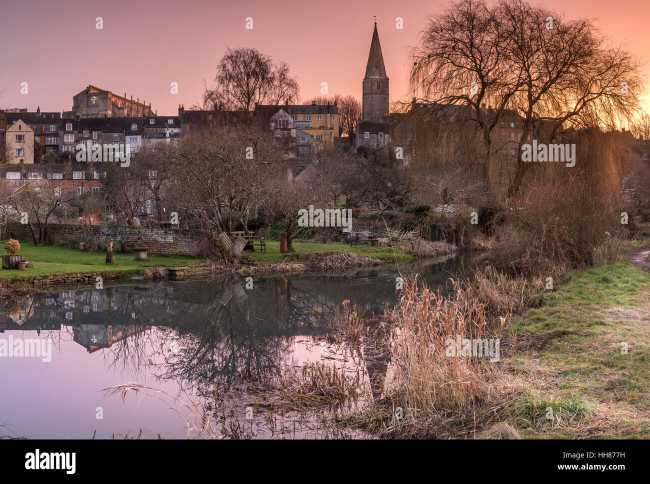 Malmesbury, UK. 18th Jan, 2017. UK Weather. For a brief moment at dawn, the sky above the historic Wiltshire town of Malmesbury turns pink, before cloud moves in to give a grey start to the day. Credit: Terry Mathews/Alamy Live News Stock Photo